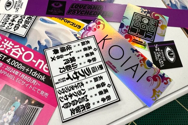 音楽イベントのチケット特典として作ったステッカー。白いステッカーと虹色に光るホログラムのステッカー