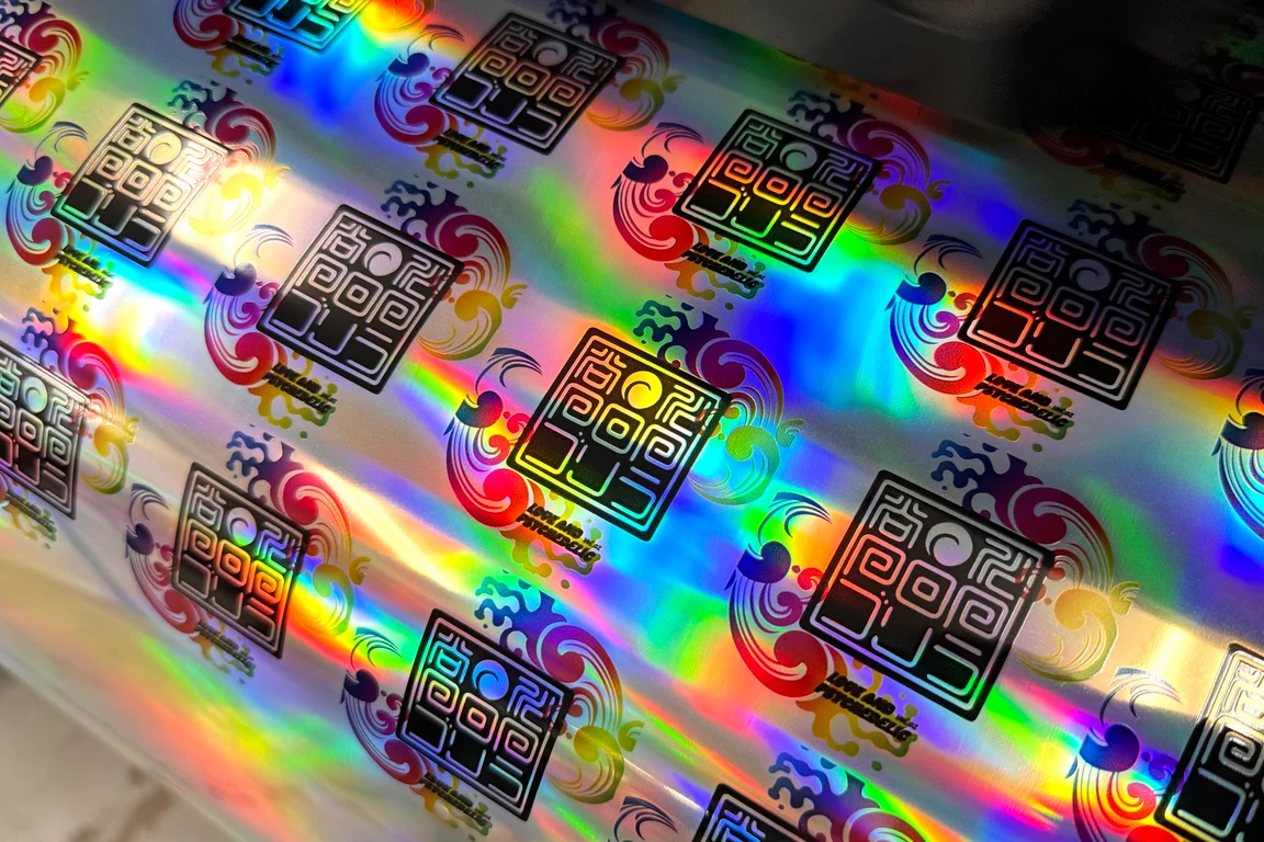 ホログラムのシートにプリントしたオリジナルステッカー。虹色に光っている